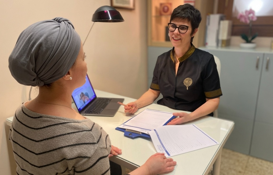 Maura durante una consulenza di estetica oncologica